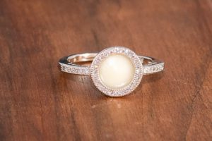 muttermilch-schmuck silber ring mit perlen gefüllt mit muttermilch das ideale geschenk zur geburt manufaktur schweiz