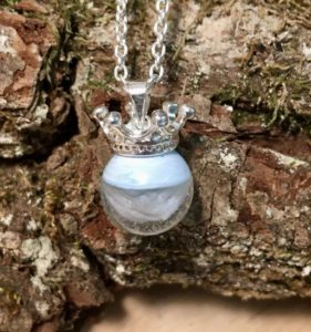 Muttermilch-Schmuck-Halskette-Krone-silber-mit-hellblau-Wolke