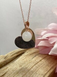 muttermilch-schmuck-halskette-in-silber-roségold-oder-gold-namen-gravur-fingerabdruck-und-muttermilchperle-von-ewig-verbunden-schweiz-top-preis-angebote-geschenkidee-geburt